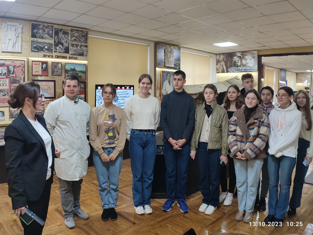 Екскурсія студентів до Народного музею історії університету