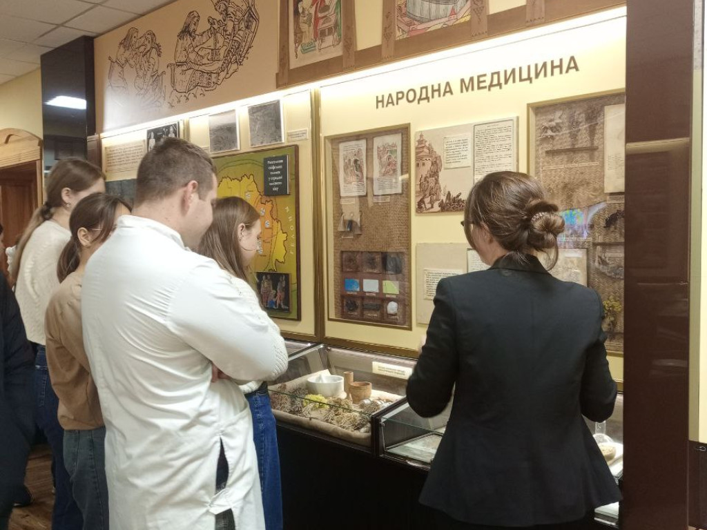 Екскурсія студентів до Народного музею історії університету