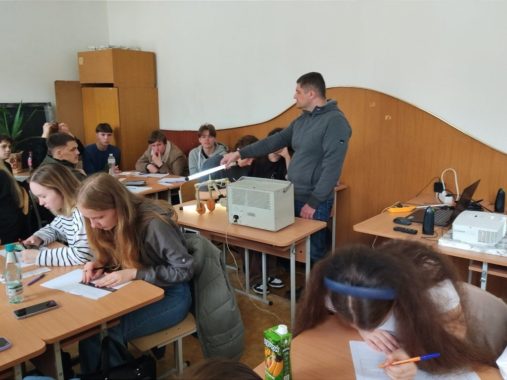 На базі кафедри фізики ПДМУ був організований освітній процес для учнів Наукового ліцею №3