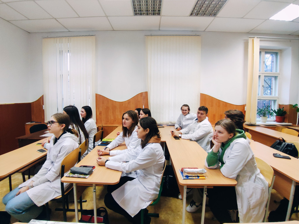 До Всесвітнього дня боротьби зі СНІДом: виховна година для студентів медичного факультету №1