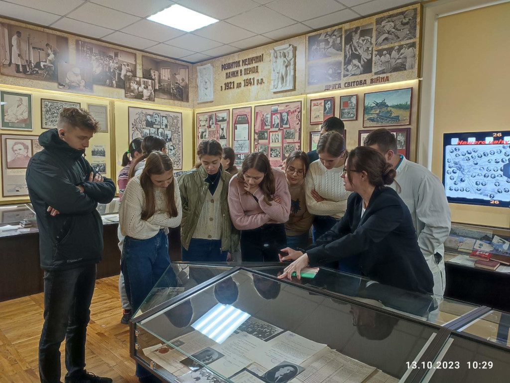 Екскурсія студентів до Народного музею історії університету