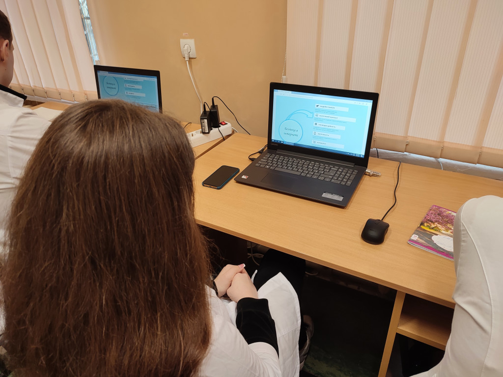 Інформаційна година виховного змісту щодо безпеки при роботі в Інтернеті та наслідків неправильних дій різного характеру всесвітній мережі
