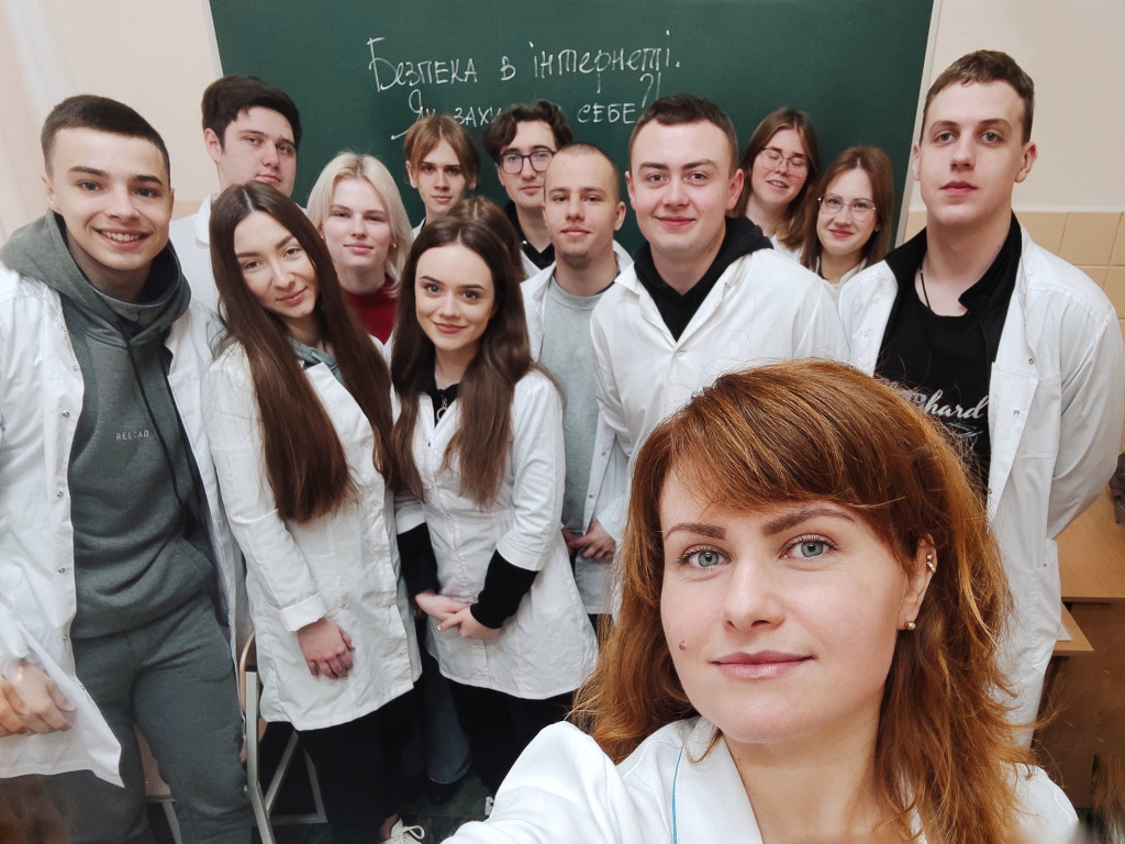 Інформаційна година виховного змісту щодо безпеки при роботі в Інтернеті та наслідків неправильних дій різного характеру всесвітній мережі
