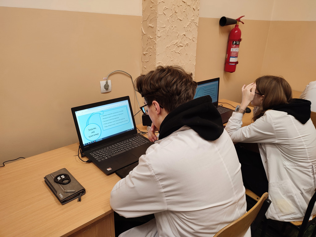 Інформаційна година виховного змісту щодо безпеки при роботі в Інтернеті та наслідків неправильних дій різного характеру всесвітній мережі