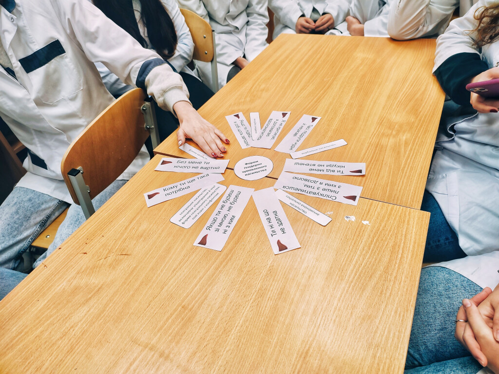 Відповідальною за виховну роботу кафедри фізики Мариною Бичко було проведено виховну годину зі студентами 11 групи І курсу медичного факультету присвячену ґендерно зумовленому насильству